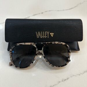 Valley Bang Oversized Unisex Aviator Sunglasses
Ivory Tort Black polarized Lens
